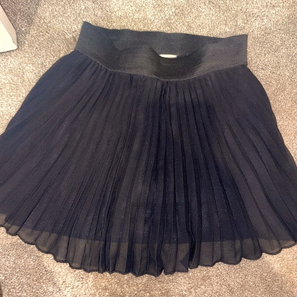Beautiful black pleated skirt- S - Picture 1 of 4
